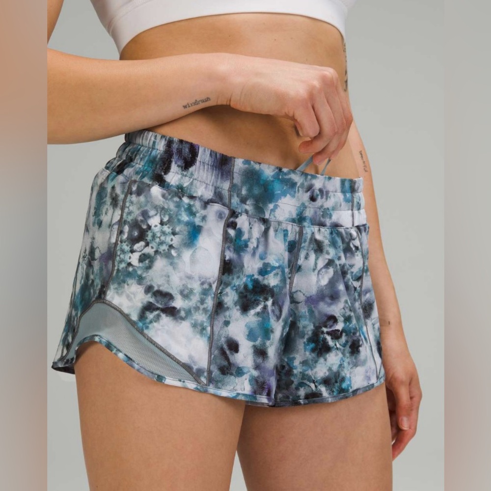 Lululemon Hotty Hot Low Rise 2.5” Shorts Kaleidofloral Multi Color Blue Size 10